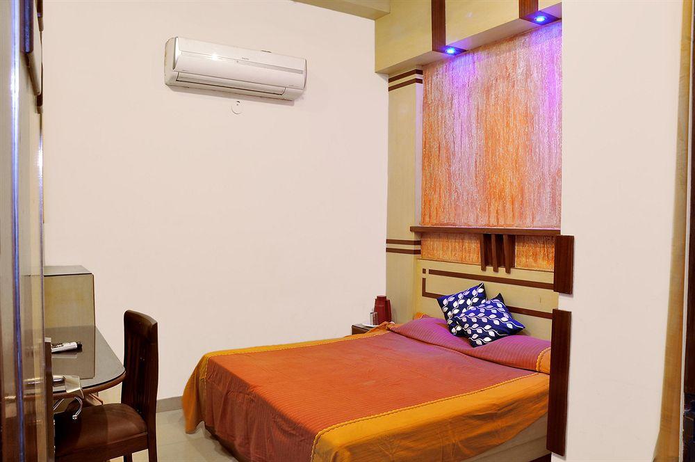 Oyo 3472 Hotel Rama Inn New Delhi Buitenkant foto
