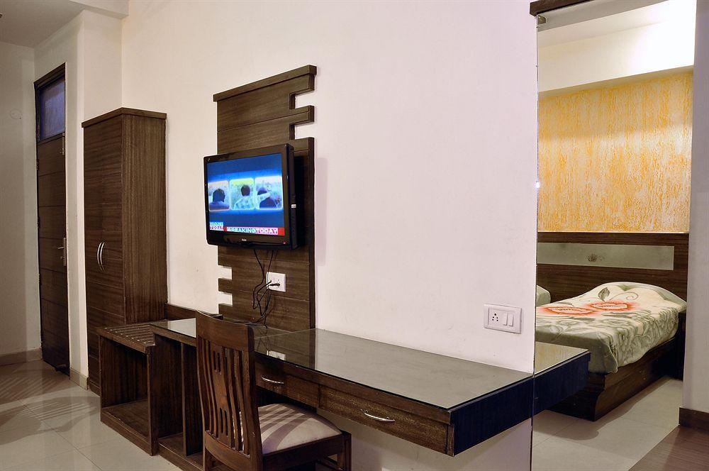 Oyo 3472 Hotel Rama Inn New Delhi Buitenkant foto