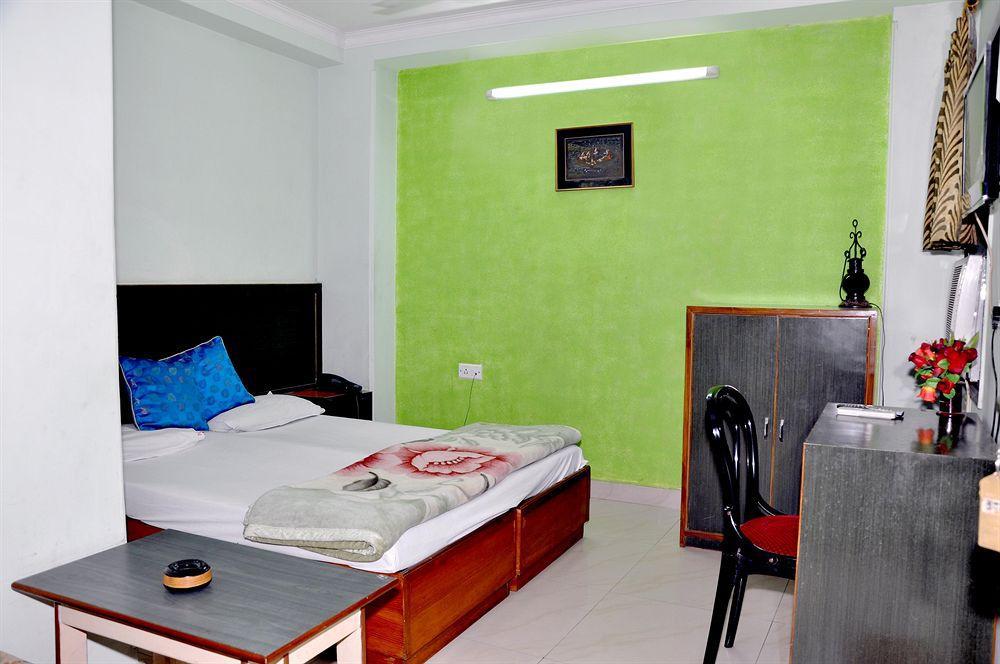 Oyo 3472 Hotel Rama Inn New Delhi Buitenkant foto
