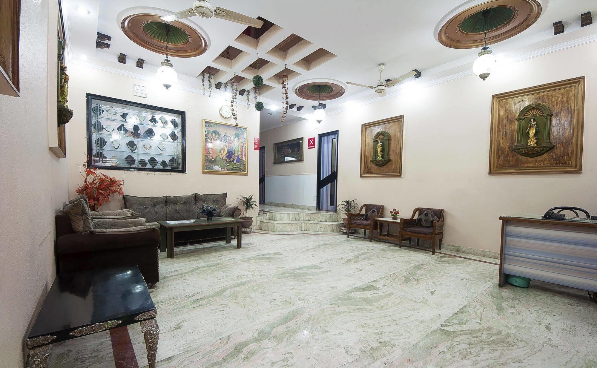 Oyo 3472 Hotel Rama Inn New Delhi Buitenkant foto
