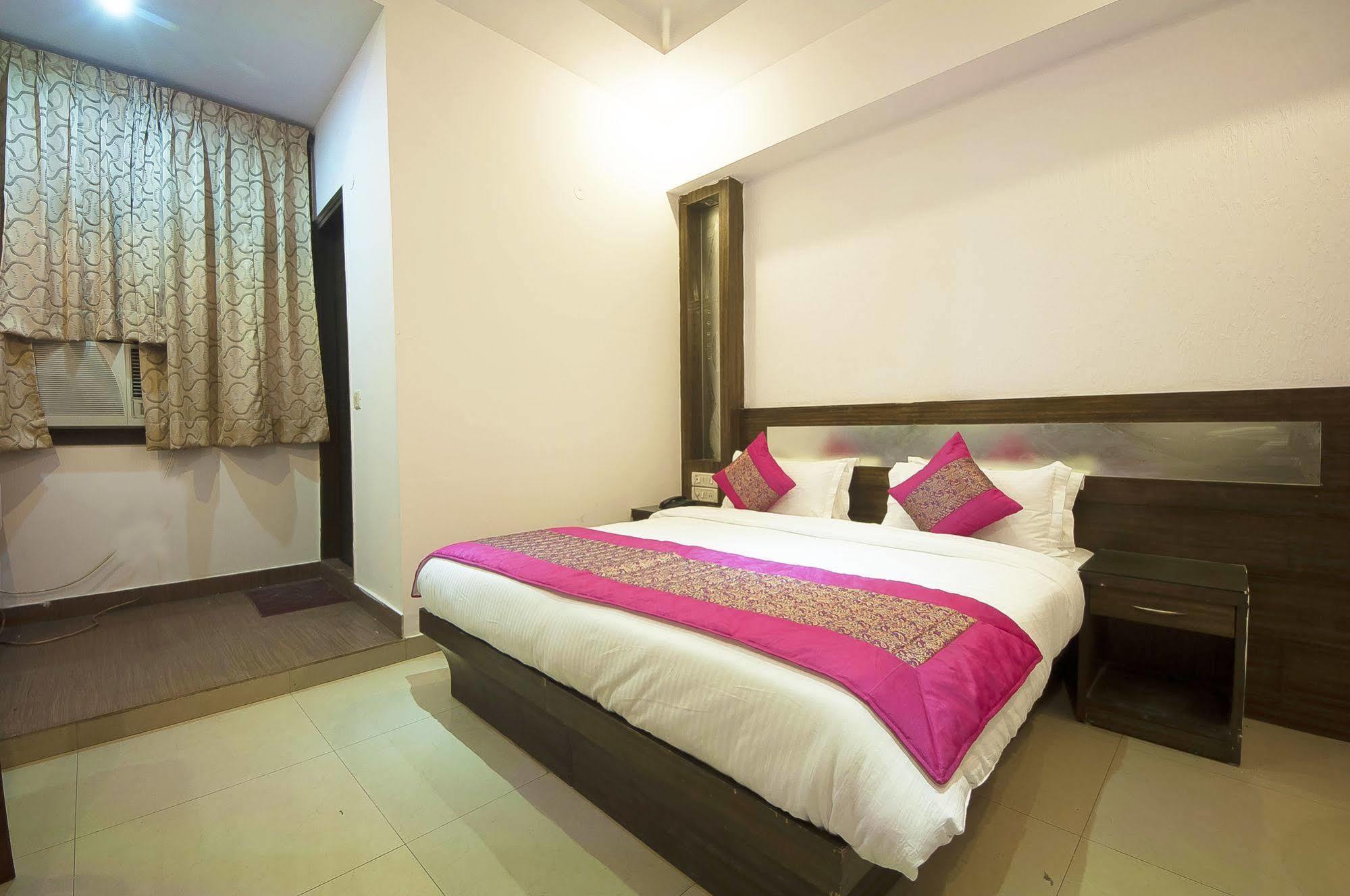 Oyo 3472 Hotel Rama Inn New Delhi Buitenkant foto