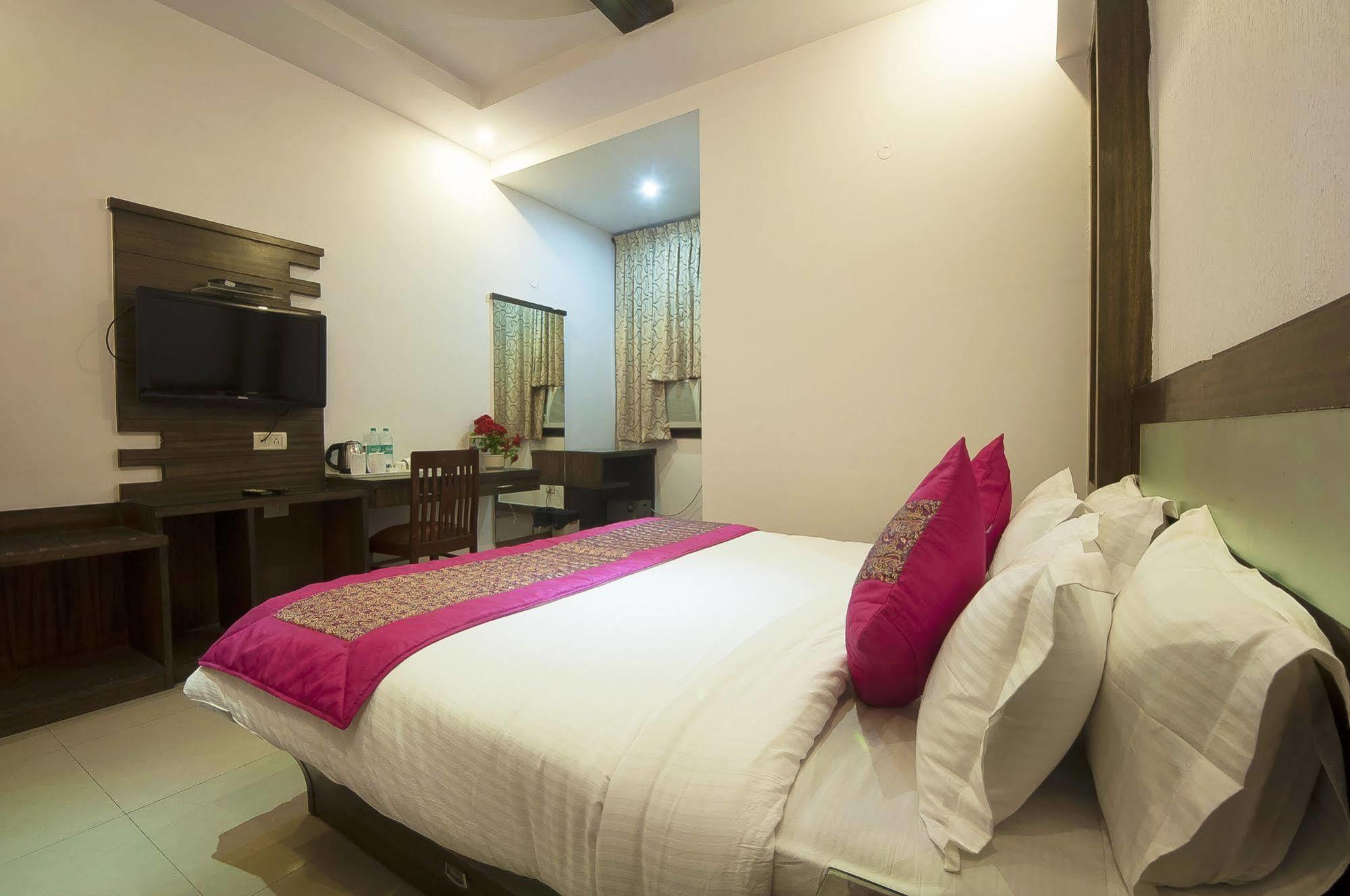 Oyo 3472 Hotel Rama Inn New Delhi Buitenkant foto