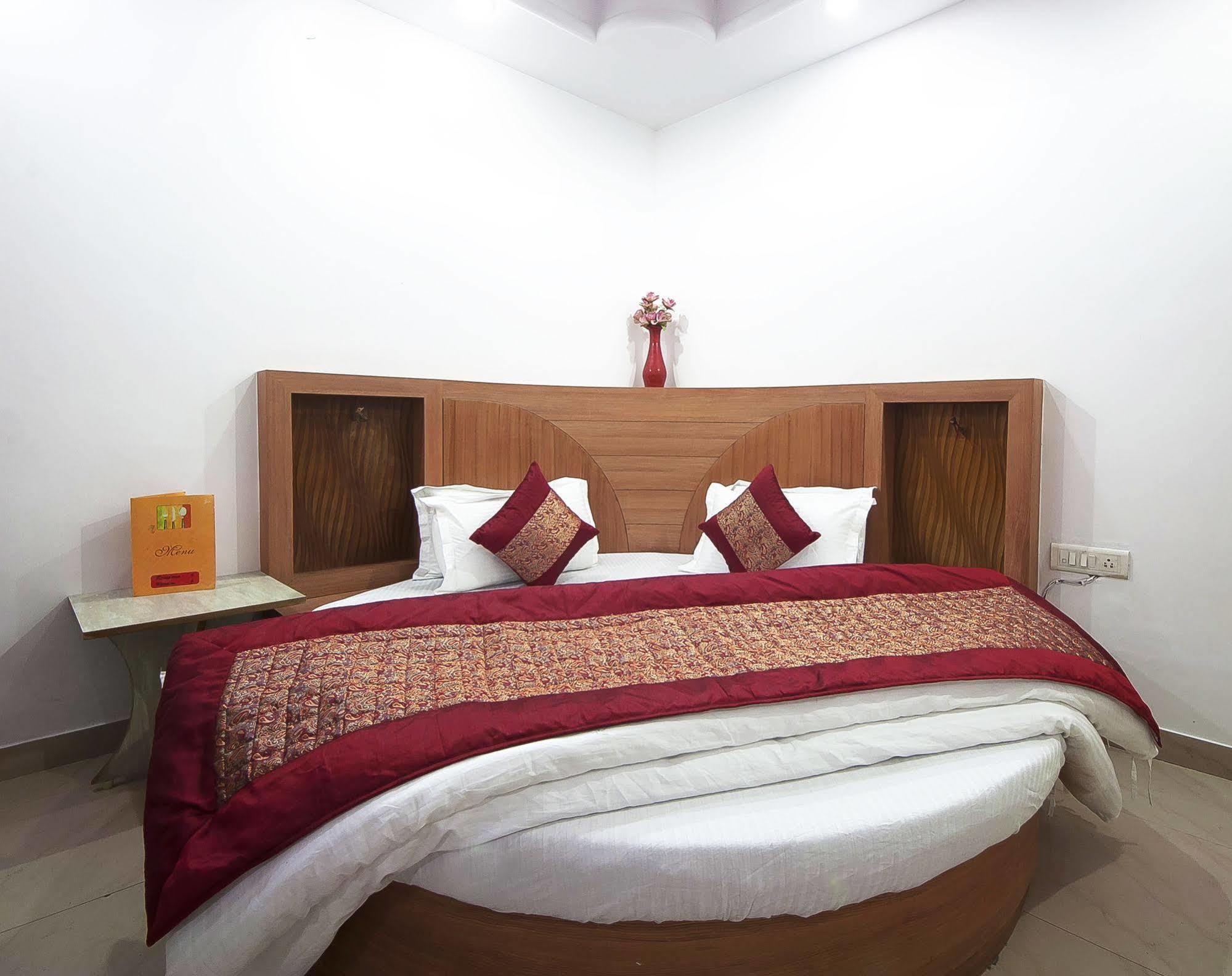 Oyo 3472 Hotel Rama Inn New Delhi Buitenkant foto