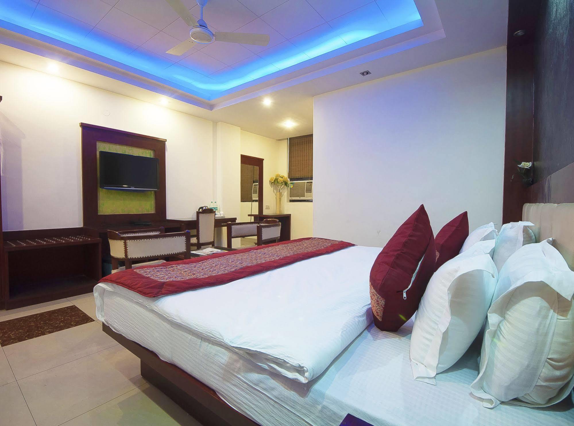 Oyo 3472 Hotel Rama Inn New Delhi Buitenkant foto