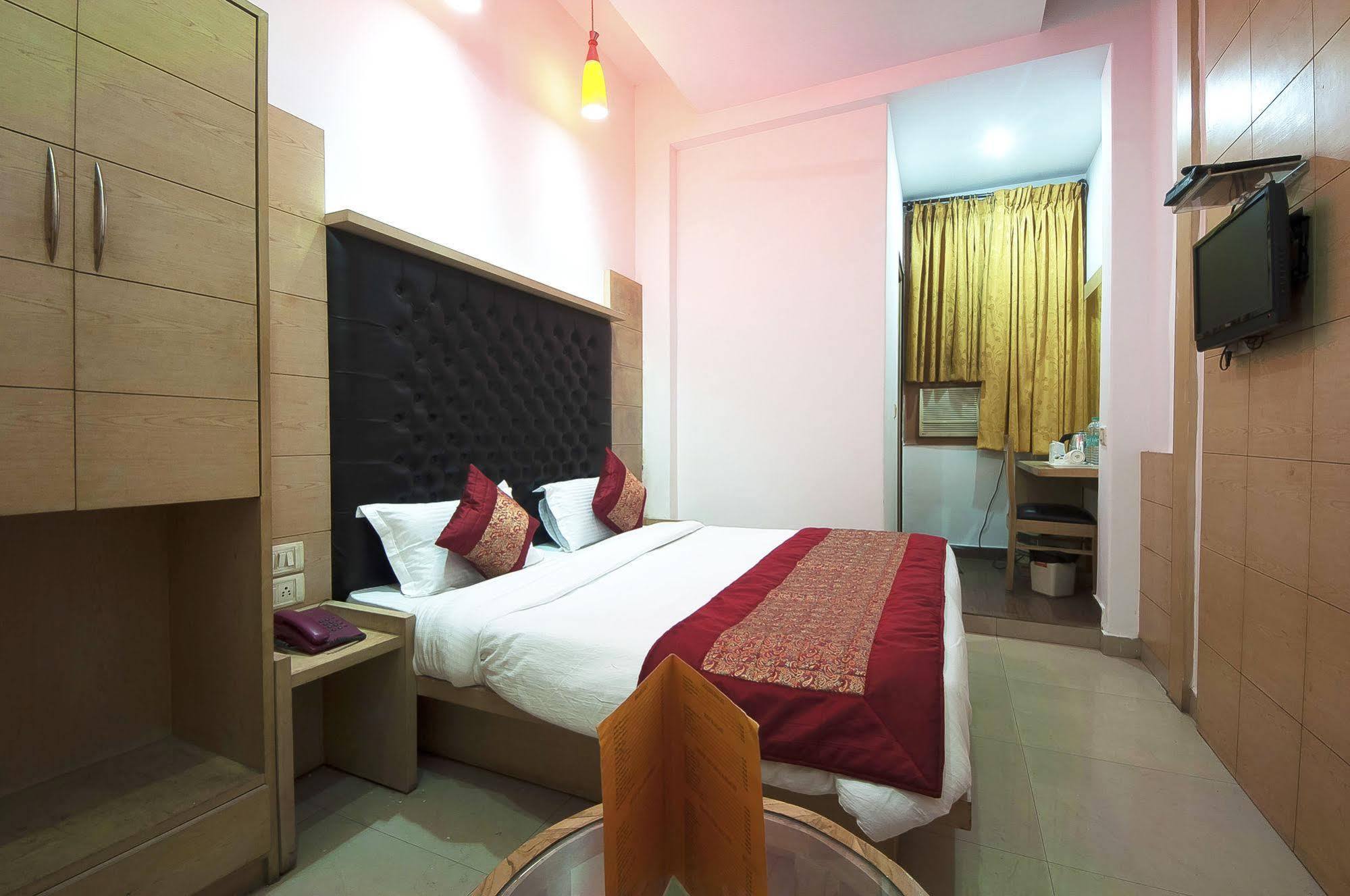 Oyo 3472 Hotel Rama Inn New Delhi Buitenkant foto