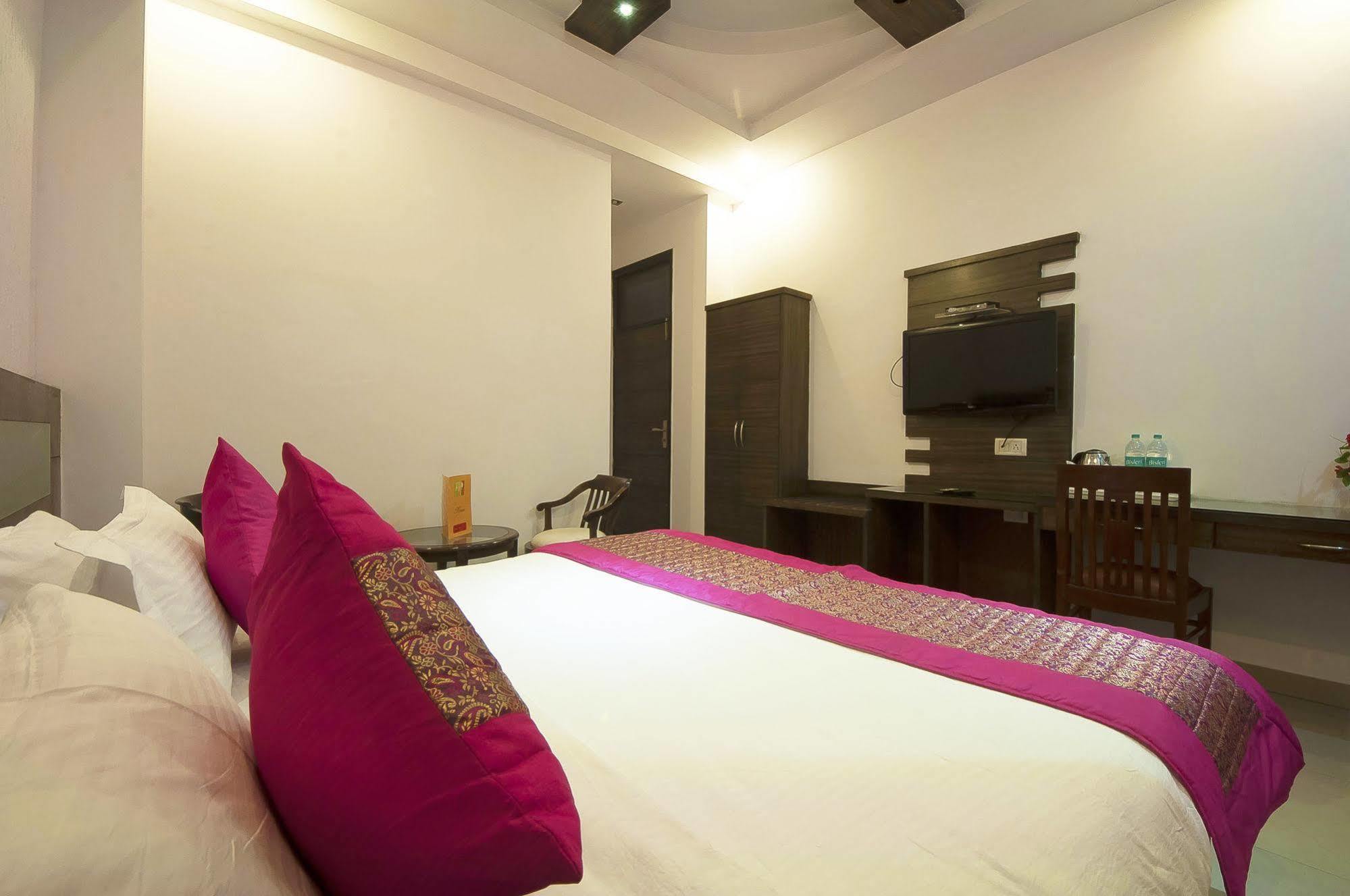 Oyo 3472 Hotel Rama Inn New Delhi Buitenkant foto
