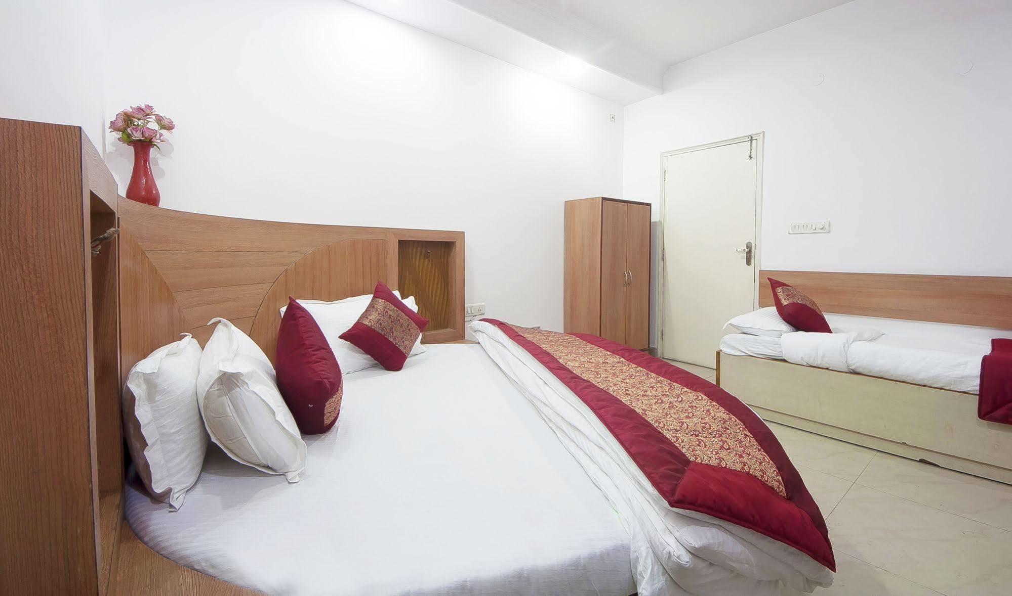 Oyo 3472 Hotel Rama Inn New Delhi Buitenkant foto
